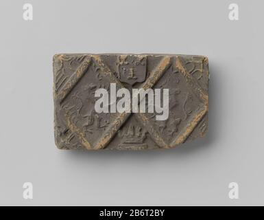 Haardsteen met voorstelling van twee klimmende leeuwen en een wapenschild Haardsteen met voorstelling van twee klimmende leeuwen en het jaartal 1610, geplaatst in geprofileerde ruit. De halve ruiten aan de boven- en onderkant zijn opgevuld met een wapen, een kroon en stermotief. Produttore : vervaardiger: AnoniemPlats fabbricante: Zuidelijke Nederlanden datazione: 1610 kenmerken Fisico: Aardewerk Materiale: Aardewerk Techniek: Bakken / stempelen dimensioni: H 8,5 cm. × b 13,5 cm. × d 3 cm. Foto Stock