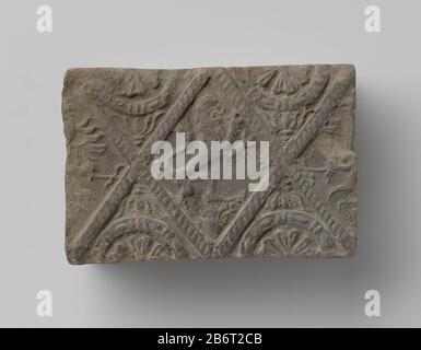 Haardsteen met voorstelling van klimmende leeuw Haardsteen met voorstelling van klimmende leeuw naar links (heraldisch) , geplaatst in geprofileerde ruit. In de halve ruiten aan de zijkanten een dubbelkoppige adelaar. De halve ruiten aan de boven- en onderkant zijn opgevuld met Have medaillons met stermotief. Produttore : vervaardiger: AnoniemPlaats fabbricante: Zuidelijke Nederlanden Dating: CA. 1575 - ca. 1625 Kenmerken Fisico: Aardewerk Materiale: Aardewerk Techniek: Bakken / stempelen dimensioni: H 10 cm. × b 14,5 cm. × d 6,5 cm. Foto Stock