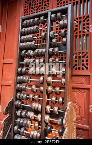 Un abaco di fronte ad un edificio al Shanshangan Guild Hall di Kaifeng. Kaifeng fu la capitale del nord della dinastia Song. Nella Provincia di Henan, Cina Foto Stock