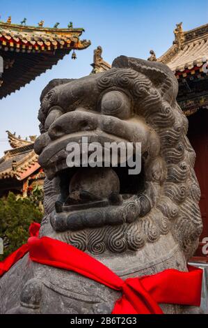 Leone di pietra di fronte agli edifici presso il Shanshangan Guild Hall di Kaifeng. Kaifeng fu la capitale del nord della dinastia Song. Nella Provincia di Henan, Cina Foto Stock