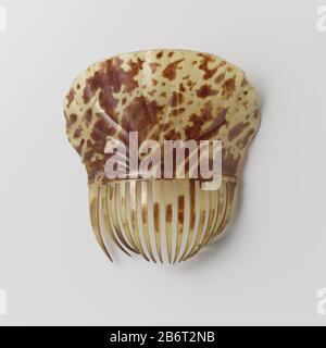 Haarkam van (imitatie) schildpad met brede rug die een schelpachtige vorm in reliëf heedft. Veertien tanden. Produttore : vervaardiger: AnoniemPlaats fabbricante: Nederland (mogelijk) datazione: CA. 1800 - ca. 1825 kenmerken Fisico: Schildpad, celluloide, cellulosa acetaat Materiale: Schildpad celluloide cellulosa acetaat Techniek: Peren / zenet / vijlen / polijsten dimensioni: H 17 cm. × b 16 cm. × d 6 cm. Foto Stock