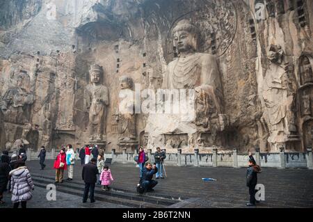 Le Grotte di Longmen a Luoyang, nella provincia di Henan, Cina. Le grotte presentano numerose statue buddiste scavate nella scogliera e grotte. Foto Stock