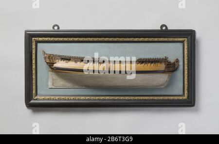 Halfmodel van een oorlogsfregat van de Admiraliteit van Amsterdam Halfmodel van een fregat van 24 stukken Gepolychromeerd blokmodel (stuurboord) van een driemaster, zeer gedetailleerd, gemonteerd op een met beschilderd papier beplakte grondplank, die van en vooren voisen. Twaalf geschutpoorten aangegeven op één dek, één poort in het wulf en één op het onderdek. Gekroonde leeuw als schegbeeld, snijwerk tussen de slooiknieën. Gewrongen spiegel, hol wulf, hek en zijgalerij van één verdieping, geheel versierd met snijwerk; op het vlakke stuk tussen hek en wulf geschilderde wapentrof Foto Stock