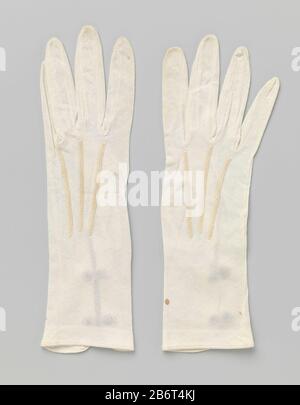 Handschoen van witte tricot met split en twee drukknopen Linker handschoen, deel van een paar, van witte katoenen tricot met split en twee drukknopen. Produttore : vervaardiger: AnoniemPlaats fabbricante: Nederland Dating: CA. 1890 - ca. 1910 kenmerken Fisico: Kateen, kunststof Materiale: Geheel: Kateen knopen: Kunststof dimensioni: Geheel: L 25 cm. × b 8 cm. Foto Stock