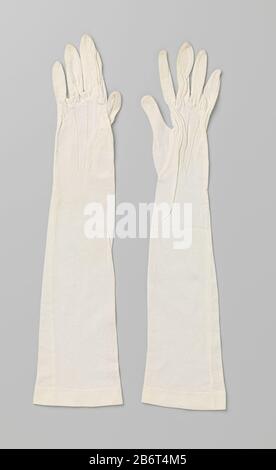Hanschoen van witte katoenen tricot Rechter handschoen van witte katoenen tricot. Op de rug drie uitstralende koorden. Produttore : vervaardiger: AnoniemPlaats fabbricante: Nederland Dating: CA. 1950 - ca. 1960 Kenmerken Fisico: Katoen Materiale: Geheel: Katoen tricot dimensioni: Geheel: L 43 cm. × b 10 cm. Foto Stock
