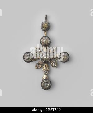 Hanger in de vorm van een kruis, versierd met elf imitatiediamanten Kruisvormige hanger van (verguld) zilver, versierd met zes grote en vijf kleinere imitatie edelstenen. De stenen zijn van glas, op folie en in een dicte kast gezet en voorzien van een rooslijpsel om diamant te imiteren. De zes grote stenen zijn in een Zilver kast gezet. De hanger bestaat uit twee onderdelen; aan de bovenzijde van het kruisje zit een schuifhaakje Foto Stock