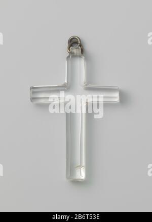 Hanger van glas of bergkristal, in de vorm van een Latijns kruis Hanger van glas of bergkristal, in de vorm van een Latijns kruis, met gefacetteerde zijden. Met twee zilveren oogjes. Produttore : vervaardiger: AnoniemPlaats fabbricante: Nederland (mogelijk) datazione: CA. 1890 Kenmerken Fisico: Glas of bergkristal, zilver Materiale: Geheel: Glas geheel: Bergkristal oogjes: Zilver Techniek: Blazen / slijpen dimensioni: Geheel: H 4,5 cm. × b 3,0 cm. Foto Stock
