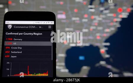 Ucraina. 12th Mar, 2020. In questa foto le statistiche degli Stati Uniti sono visualizzate sulla mappa Dei Casi globali di Coronavirus COVID-19 dal Center for Systems Science and Engineering (CSSE) della Johns Hopkins University (JHU) in Internet su un telefono cellulare e uno schermo per pc. L'11 marzo 2020 l'Organizzazione mondiale della sanità ha dichiarato che il coronavirus è una pandemia globale. Credit: Sopa Images Limited/Alamy Live News Foto Stock