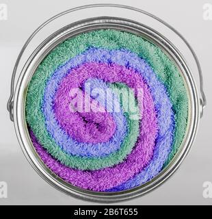 Latta di vernice che mescola colori e texture, asciugamani da bagno mescolano Foto Stock