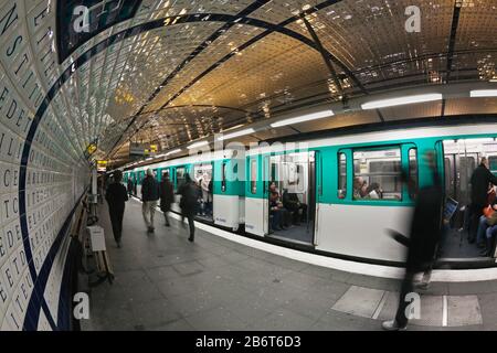 Passeggeri che escono dal treno e dalla piattaforma alla stazione della metropolitana Concorde, Right Bank, Parigi, Francia, Europa, colore. Foto Stock