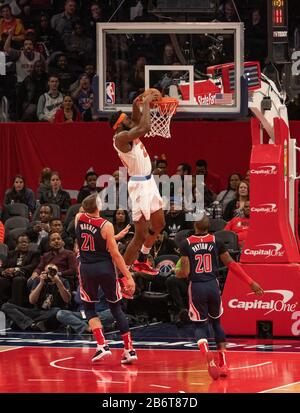 Washington, Stati Uniti D'America. 10th Mar, 2020. New York Knicks Center Mitchell Robinson (23) segna nel quarto trimestre durante il gioco contro i Washington Wizards alla Capital One Arena di Washington, DC il 10 marzo 2020. The Wizards ha vinto il gioco 122-115.Credit: Ron Sachs/CNP (RESTRIZIONE: No New York o New Jersey Quotidiani o giornali entro un raggio di 75 miglia di New York City) | utilizzo credito mondiale: DPA/Alamy Live News Foto Stock