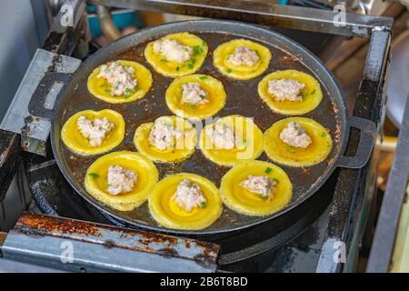 Banh Khot- Vietnamese frittelle di gamberi fritti sulla padella Foto Stock