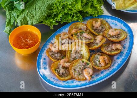 Piatto di minisuite gamberi pancake servito con verdure Foto Stock