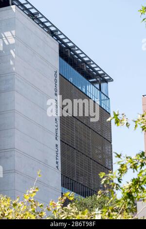 La Arthur Phillip High School è la prima High Rise High School del New South Wales e si trova a Macquarie Street Parramatta, nei sobborghi occidentali di Sydney. Foto Stock