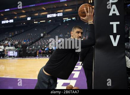 Sacramento, California, Stati Uniti. 11th Mar, 2020. Il Sacramento Kings Center Alex Len (25) si estende prima di una partita al Golden 1 Center mercoledì 11 marzo 2020 a Sacramento. Credit: Paul Kitagaki Jr./Zuma Wire/Alamy Live News Foto Stock