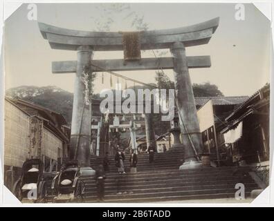 Heilige poorten voor de ingang van tempels a Tokyo Parte dell'album con 69 foto di un viaggio in Giappone. Produttore : fotografo: Anonymous Place produzione: Tokyo Data: 1890 - 1894 caratteristiche Fisiche: Albume colorato a mano materiali di stampa: Carta di cartone carta fotografica Tecnica: Albumen dimensioni di stampa: Foto: H 202 mm × W 267 mm Oggetto: Tempio, santuario  induismo, buddismo, JainismWanneer: 1890 - 1894 Foto Stock