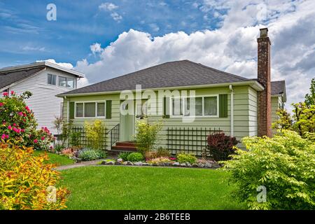 Pulito e bello media casa residenziale in America del Nord Foto Stock