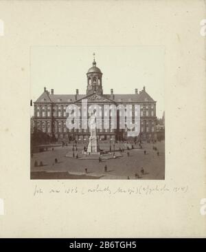 Het Paleis op de Dam ad Amsterdam met daarvoor nationaal Monument De Eendracht, ookwel Naatje Het paleis op den Dam (Titel op Object) il Palazzo reale di Amsterdam prima del monumento nazionale l'unità, chiamato anche Palazzo NaatjeHet sulla Diga (title Object) Property Type: Photographs Item number: RP-F-F01705-B Iscrizioni / marchi: Didascalia, recto scritto 'foto dopo 1856 (.. Naatje) (demolito nel 1914) fabbricazione Creatore: Fotografo: Editore anonimo: Andrew Hunter Luogo fabbricazione: Amsterdam Data: CA. 1860 - ca. 1870 Caratteristiche Fisiche: Albumen materiale di stampa: Carta cartone Tecnica: Album Foto Stock