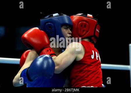 Amman, Giordania. 11th Mar, 2020. Chang Yuan (L) della Cina compete con Namiki Tsukimi del Giappone durante la partita finale Flyweight femminile (48-51kg) al torneo di qualificazione Asiatico/Oceanian Boxing per i Giochi Olimpici di Tokyo 2020 ad Amman, Giordania, 11 marzo 2020. Credito: Mohammad Abu Ghosh/Xinhua/Alamy Live News Foto Stock