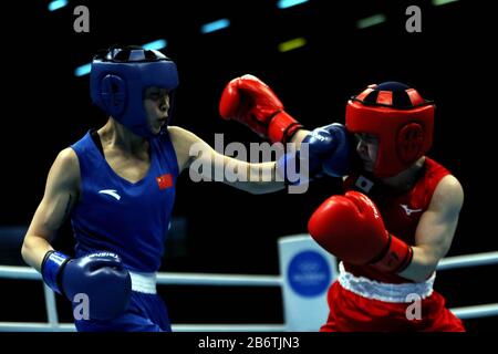 Amman, Giordania. 11th Mar, 2020. Chang Yuan (L) della Cina compete con Namiki Tsukimi del Giappone durante la partita finale Flyweight femminile (48-51kg) al torneo di qualificazione Asiatico/Oceanian Boxing per i Giochi Olimpici di Tokyo 2020 ad Amman, Giordania, 11 marzo 2020. Credito: Mohammad Abu Ghosh/Xinhua/Alamy Live News Foto Stock