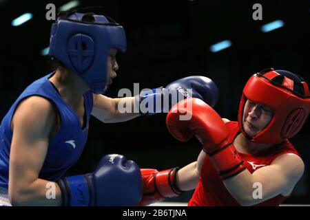 Amman, Giordania. 11th Mar, 2020. Chang Yuan (L) della Cina compete con Namiki Tsukimi del Giappone durante la partita finale Flyweight femminile (48-51kg) al torneo di qualificazione Asiatico/Oceanian Boxing per i Giochi Olimpici di Tokyo 2020 ad Amman, Giordania, 11 marzo 2020. Credito: Mohammad Abu Ghosh/Xinhua/Alamy Live News Foto Stock