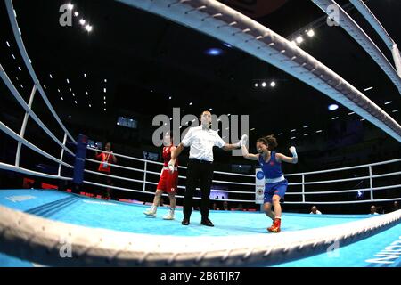 Amman, Giordania. 11th Mar, 2020. Chang Yuan (R) della Cina batte Namiki Tsukimi del Giappone durante la partita finale di Flyweight femminile (48-51kg) al torneo di qualificazione di boxing asiatico/oceanico per i Giochi Olimpici di Tokyo 2020 ad Amman, Giordania, 11 marzo 2020. Credito: Mohammad Abu Ghosh/Xinhua/Alamy Live News Foto Stock