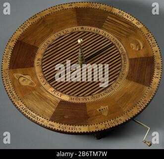 Het onderstel van het planetarium, tellurio, lunarium Dispositivo Dove: Lungo il movimento del sole, della terra, della luna e dei pianeti possono essere visualizzati. Il telaio è un tavolo su quattro gambe corte sotto il piano del tavolo con un treno di ingranaggi in ottone da cui sporge un'asta a cui può essere spinta una manovella (-4). Sul tavolo sono riportati i nomi e i simboli delle costellazioni e i dodici mesi. Centrale un treppiede rastremato a gradini. A questo fa parte del sole (una lampadina placcata oro: -5) . Produttore : costruttore di strumenti: Hartog LaunPlats of manufacturing: Amsterdam Dating: CA. 1800 - ca. 1808 Materiale: Rosewoo in ottone avorio Foto Stock