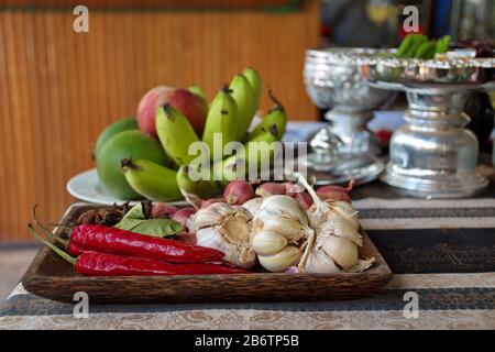 Primo piano di frutta e verdura sul piatto Foto Stock