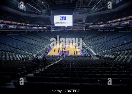 Sacramento, California, Stati Uniti. 11th Mar, 2020. Lo stadio si svuota dopo che l'NBA sospende la stagione dopo i test di Rudy Gobert di Jazz positivi per il coronavirus al Golden 1 Center mercoledì 11 marzo 2020 a Sacramento. Credit: Paul Kitagaki Jr./Zuma Wire/Alamy Live News Foto Stock