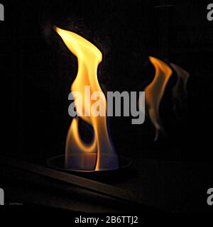 Questa serie di movimenti e forme di fuoco e fiamme è un set di arte pura per essere stampato su carta metallizzata fine o su composito di alluminio, per la tua parete. Foto Stock