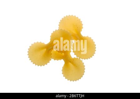 Vista dall'alto di farfalle - pasta con cravatta isolata su bianco Foto Stock