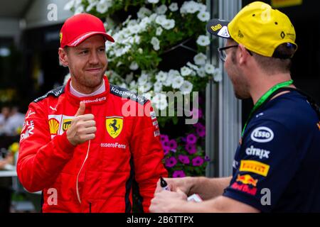 Melbourne, Australia, 12 Marzo 2020. Sebastian Vettel (5) alla guida di Scuderia Ferrari Mission Winnow salutando i fan nel paddock durante il Rolex Australian Grand Prix di Formula 1, Melbourne, Australia. Credit: Dave Hewison/Alamy Live News Foto Stock