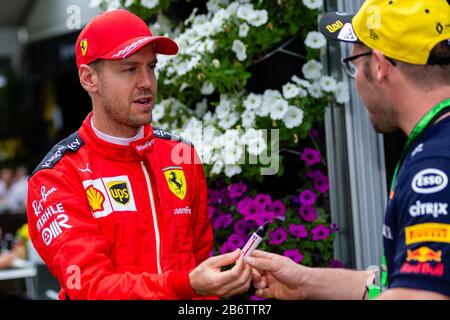 Melbourne, Australia, 12 Marzo 2020. Sebastian Vettel (5) alla guida di Scuderia Ferrari Mission Winnow salutando i fan nel paddock durante il Rolex Australian Grand Prix di Formula 1, Melbourne, Australia. Credit: Dave Hewison/Alamy Live News Foto Stock