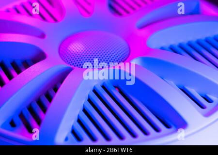 Luci colorate dello stereo dell'auto e dello sfondo degli altoparlanti dell'auto. Altoparlante audio per auto con toni blu e rosa. Primo piano del moderno impianto audio per auto Foto Stock