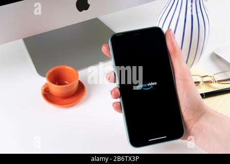 Helsinki, Finlandia, 30 gennaio 2020: Icona dell'applicazione Amazon prime Video su Apple iPhone X primo piano dello schermo. Icona dell'app Amazon PrimeVideo. Amazon prime A. Foto Stock