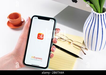 Helsinki, Finlandia, 30 gennaio 2020: Icona dell'applicazione AliExpress sullo schermo dello smartphone Apple iPhone X. Icona dell'app AliExpress. Aliexpress.com è popolare e Foto Stock