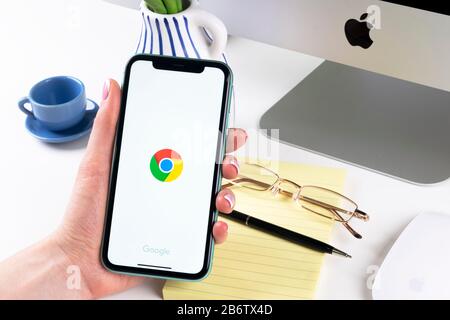 Helsinki, Finlandia, 30 gennaio 2020: Primo piano dell'applicazione Google Chrome su Apple iPhone X. Icona dell'app Google Chrome. Applicazione Google Chrome Foto Stock