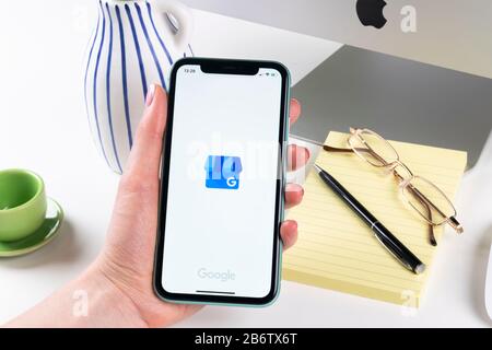 Helsinki, Finlandia, 30 gennaio 2020: Icona dell'applicazione Google My Business sul primo piano dello schermo di Apple iPhone X. Icona Google My Business. Google i miei busines Foto Stock