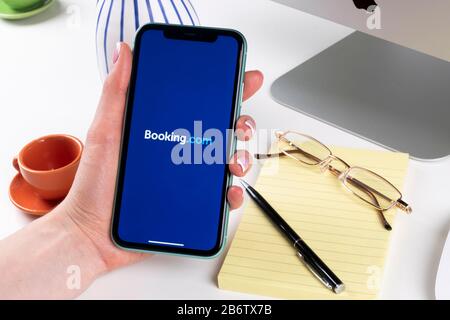 Helsinki, Finlandia, 30 gennaio 2020: Icona dell'applicazione Booking.com in primo piano sullo schermo di Apple iPhone X. Icona dell'app di prenotazione. Booking.com. App per social media. Foto Stock