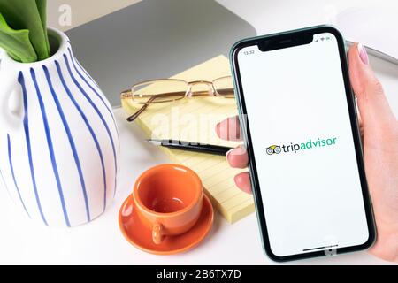 Helsinki, Finlandia, 30 gennaio 2020: L'icona dell'applicazione TripAdvisor sul primo piano dello schermo di Apple iPhone X. tripadvisor.com icona dell'app. Social network. S Foto Stock