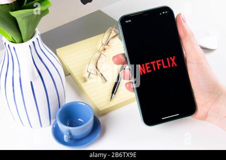 Helsinki, Finlandia, 30 gennaio 2020: Icona dell'applicazione Netflix sul primo piano dello schermo di Apple iPhone X. Icona dell'app Netflix. Applicazione Netflix. Social media n Foto Stock