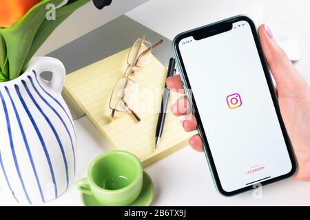 Helsinki, Finlandia, 30 gennaio 2020: Icona dell'applicazione Instagram sul primo piano dello schermo dello smartphone Apple iPhone X. Icona dell'app Instagram. Icona dei social media. S Foto Stock