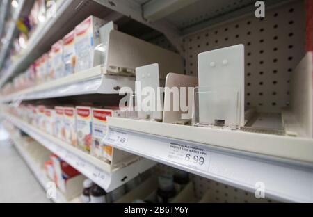 Toronto, Canada. 11th Mar, 2020. Gli scaffali vuoti con etichette di prezzo per maschera facciale sono visibili in una farmacia a Toronto, Canada, 11 marzo 2020. Finora in Canada sono stati segnalati almeno 93 casi confermati di COVID-19 e un decesso. Credit: Zou Zheng/Xinhua/Alamy Live News Foto Stock