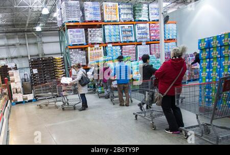 Toronto, Canada. 11th Mar, 2020. I clienti si allineano per la carta igienica in un magazzino Costco a Toronto, Canada, 11 marzo 2020. Finora in Canada sono stati segnalati almeno 93 casi confermati di COVID-19 e un decesso. Credit: Zou Zheng/Xinhua/Alamy Live News Foto Stock