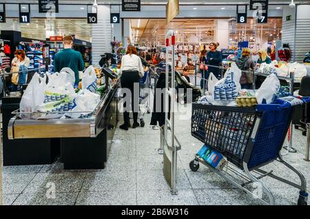 Madrid, Spagna - 11 marzo 2020: Acquirenti in un supermercato a Madrid, Spagna durante lo scoppio del Coronavirus (Covid-19) Foto Stock