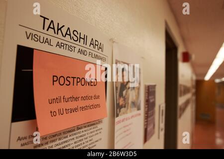 03112020 - Bloomington, Indiana, USA: Un segno dice che un colloquio dell'artista all'università dell'Indiana è rinviato dopo che l'università ha annunciato che dopo la rottura della molla nelle classi della persona non avrà luogo per due settimane come precauzione contro Coronavirus. I professori insegneranno virtualmente le lezioni. Foto Stock