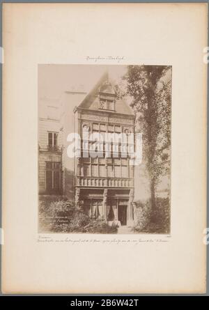 Huis van Diana van Poitiers te Rouen Rouen Maison de Diane de Poitiers (titel op object) Casa di Poitiers Diana Rouen Maison de Diane de Poitiers (title object) Tipo Di Proprietà: Fotografie numero articolo: RP-F 00-3928 Iscrizioni / marchi: Numero, recto '44'opschrift, recto manoscritto 'Renaissance - France. Rouen. Ricostruzione di una facciata in legno del 16th secolo, una piccola piazza nel ,, rue Jeanne d'Arc a Rouaan.'opschrift, recto manoscritto 'CWN.' (stato per CW Nijhoff, direttore di Kunstnijverheidsschool Quellinus.) segno del collettore, vero, stampato 'Quellinusschool Frans Halsstr Foto Stock