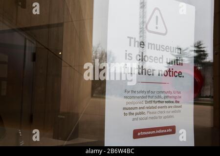 03112020 - Bloomington, Indiana, USA: Un segno dice che il museo d'arte è chiuso fino ad ulteriore avviso dopo che l'università ha annunciato che dopo la rottura della molla nelle classi della persona non avrà luogo per due settimane come precauzione contro Coronavirus. I professori insegneranno virtualmente le lezioni. Foto Stock