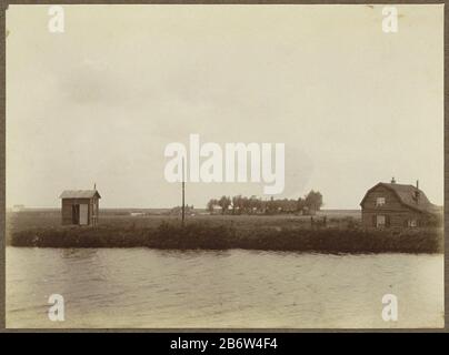 Huizen aan het Water achter Oud-Diemen Parte dell'album con foto di Amsterdam e omge. Produttore : fotografo: Anonymous place manufacturing: Diemen Dating: 1910 - ca. 1930 caratteristiche Fisiche: Carta leggera media: Carta tecnica: Daglichtpapierafdruk Oggetto: Alloggio rurale, ad esempio casa di campagna, villa, casolare ruscello dove: Diemen Foto Stock