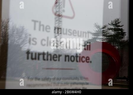 03112020 - Bloomington, Indiana, USA: Un segno dice che il museo d'arte è chiuso fino ad ulteriore avviso dopo che l'università ha annunciato che dopo la rottura della molla nelle classi della persona non avrà luogo per due settimane come precauzione contro Coronavirus. I professori insegneranno virtualmente le lezioni. Foto Stock